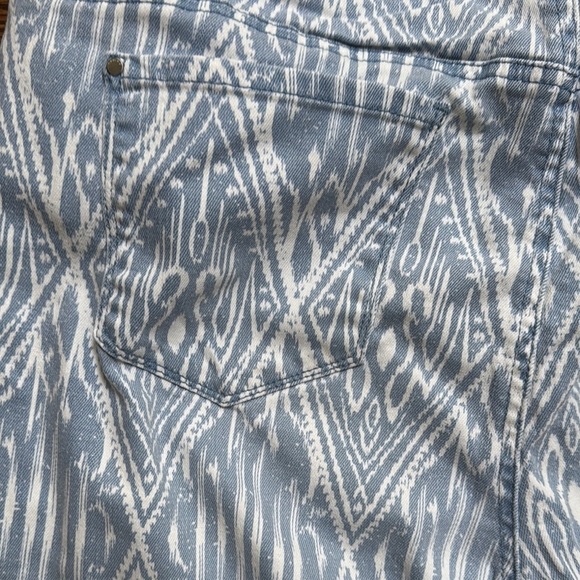 Chico's Platinum Blue and White Patterned Cropped Jeans size 12-14 (2.5) - Picture 7 of 8